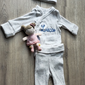 Hímzett bodys baba szett - baba - mama - babaruházat - baba body - Meska.hu