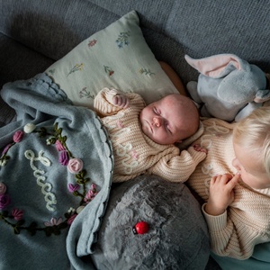 Hímzett virágkoszorús kötött baba takaró - baba - mama - baba ágynemű - babatakaró, gyerek pléd - Meska.hu