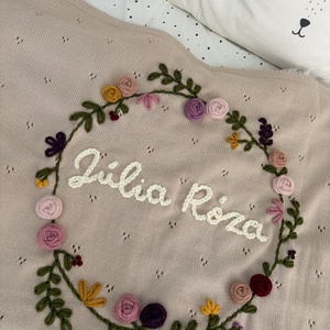Hímzett virágkoszorús kötött baba takaró - baba - mama - baba ágynemű - babatakaró, gyerek pléd - Meska.hu