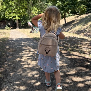 Hímzett mini hátizsák ovis jellel, Játék & Sport, Ovis felszerelés, Ovis hátizsák, Hímzés, Hímzett mini hátizsák ovis jellel. A színek, minta, betű egyedileg választható.
Mérete: 19x18x11 cm..., MESKA