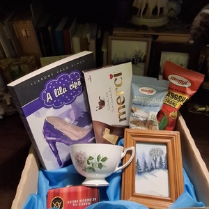 Bájosan kedves bekuckózós, nasis, angol csészés, könyves ajándékdoboz, Otthon & Életmód, Papír, írószer, Ajándékozás kellékei, Ajándékzsák, csomagolás, Bőrművesség, Ékszerkészítés, MESKA