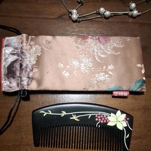 A gyönyörűen ápolt hajért kínai ébenfa autentikus fésűs, legyezős ajándékdoboz - otthon & életmód - papír, írószer - ajándékozás kellékei - ajándékzsák, csomagolás - Meska.hu