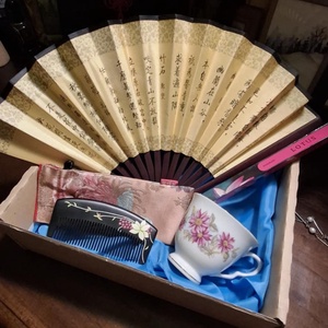 A gyönyörűen ápolt hajért kínai ébenfa autentikus fésűs, legyezős ajándékdoboz - otthon & életmód - papír, írószer - ajándékozás kellékei - ajándékzsák, csomagolás - Meska.hu