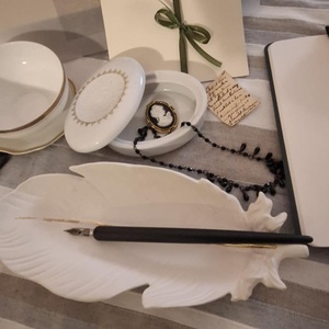 Tartalmas kalligráfiai porcelános ajándékdoboz - otthon & életmód - papír, írószer - ajándékozás kellékei - ajándékzsák, csomagolás - Meska.hu