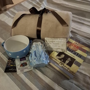 Holokauszt témájú könyv, bekuckózós plédes, teázós ajándékdoboz - otthon & életmód - papír, írószer - ajándékozás kellékei - ajándékzsák, csomagolás - Meska.hu