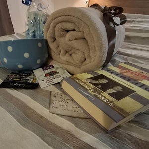 Holokauszt témájú könyv, bekuckózós plédes, teázós ajándékdoboz - otthon & életmód - papír, írószer - ajándékozás kellékei - ajándékzsák, csomagolás - Meska.hu