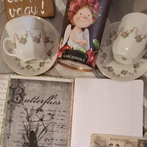 Rózsagirlandos teás kávés porcelánszettes, naplós, színezős ajándékdoboz - otthon & életmód - papír, írószer - ajándékozás kellékei - ajándékzsák, csomagolás - Meska.hu