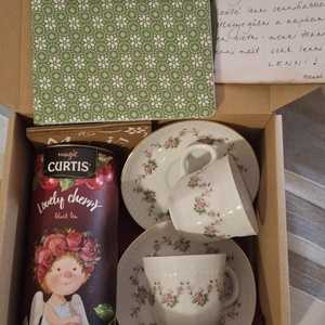 Rózsagirlandos teás kávés porcelánszettes, naplós, színezős ajándékdoboz, Otthon & Életmód, Papír, írószer, Ajándékozás kellékei, Ajándékzsák, csomagolás, Fotó, grafika, rajz, illusztráció, MESKA