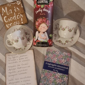 Rózsagirlandos teás kávés porcelánszettes, naplós, színezős ajándékdoboz - otthon & életmód - papír, írószer - ajándékozás kellékei - ajándékzsák, csomagolás - Meska.hu
