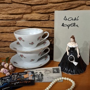 Vintage Angol porcelánhölgyfigurás, rózsás csészés teás, Szabó Magda könyves ajándékdoboz, Otthon & Életmód, Papír, írószer, Ajándékozás kellékei, Ajándékzsák, csomagolás, Fotó, grafika, rajz, illusztráció, MESKA