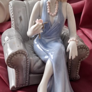 Kék ruhás fotelos porcelán hölgyfigura teáskészlettel könyves ajándékdoboz, Otthon & Életmód, Papír, írószer, Ajándékozás kellékei, Ajándékzsák, csomagolás, Fotó, grafika, rajz, illusztráció, MESKA