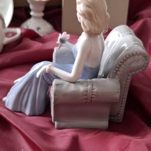 Kék ruhás fotelos porcelán hölgyfigura teáskészlettel könyves ajándékdoboz - otthon & életmód - papír, írószer - ajándékozás kellékei - ajándékzsák, csomagolás - Meska.hu