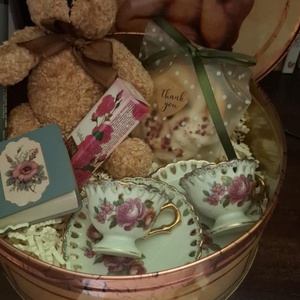 Vintage macis gyönyörű babaporcános, mini porcelán készletes ajándékdoboz - otthon & életmód - papír, írószer - ajándékozás kellékei - ajándékzsák, csomagolás - Meska.hu