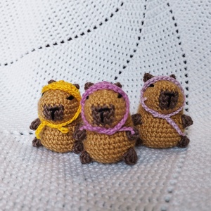 Horgolt kapibara sapkával (akár kulcstartóként) - táska & tok - kulcstartó & táskadísz - kulcstartó - Meska.hu Horgolt kapibara sapkával (akár kulcstartóként) - táska & tok - kulcstartó & táskadísz - kulcstartó - Meska.hu