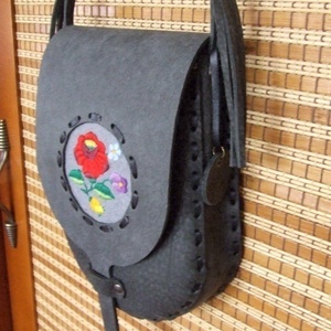 Tarsoly formájú kalocsai hímzéssel díszített női táska - táska & tok - kézitáska & válltáska - válltáska - Meska.hu