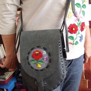 Tarsoly formájú kalocsai hímzéssel díszített női táska - táska & tok - kézitáska & válltáska - válltáska - Meska.hu