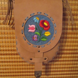 Tarsoly formájú kalocsai hímzéssel díszített női táska bézs színben            ka - Meska.hu