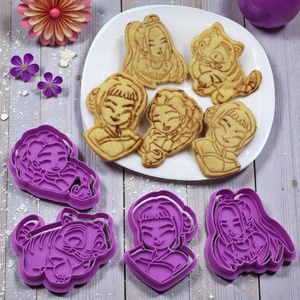 Kpop Démon Vadászok Sütikiszúró Huntrix Netflix Mesefilm 4 db-os Készlet, Otthon & Életmód, Konyhafelszerelés, tálalás, Sütés, főzés, Sütikiszúró, , Legújabb virálisan terjedő Kpop Demon Hunters mese mintájára készített egyedi sütikiszúrinkat már m..., MESKA