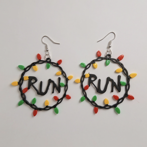 Stranger Things Karika Fülbevaló Ikonikus Égősorral és Run Felirattal Egyedi Tervezésű - ékszer - fülbevaló - lógó fülbevaló - Meska.hu