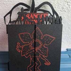 Stranger Things Kinder Joy Funko Figura Tartó Variálható Névtábkákkal - otthon & életmód - dekoráció - fali és függő dekoráció - fali kulcstartó - Meska.hu