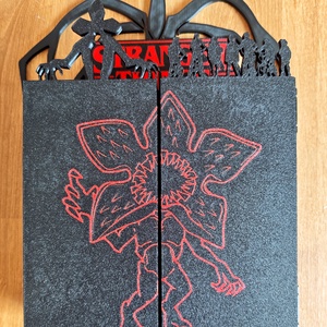 Stranger Things Kinder Joy Funko Figura Tartó Variálható Névtábkákkal - otthon & életmód - dekoráció - fali és függő dekoráció - fali kulcstartó - Meska.hu