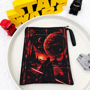Star Wars – Darth Maul vörös galaxis könyvtok, Könyv & Zene, Könyvtok, Fotó, grafika, rajz, illusztráció, Varrás, A Star Wars sötét oldala elevenedik meg ezen a fekete-vörös könyvtokon. ? A vörösen izzó bolygók, a..., MESKA