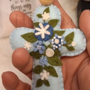 Kereszt, filc virágokkal-Bibliai igés zsákban-BLESSED-kék - Meska.hu