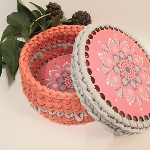 Magenta,  szürke színű horgolt kosár, tetővel, mandala díszítéssel - Meska.hu