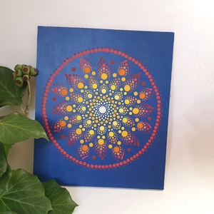 Sötétkék alapon fehér, sárga, piros átmenetes mandala - otthon & életmód - dekoráció - spiritualitás - mandala - Meska.hu