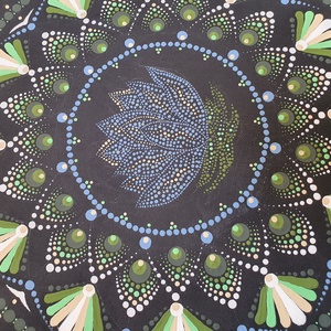 Fekete alapon zöld és áfonya és fehér színű mandala, liliom jelképpel - otthon & életmód - dekoráció - spiritualitás - mandala - Meska.hu