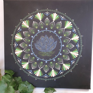 Fekete alapon zöld és áfonya és fehér színű mandala, liliom jelképpel, Otthon & Életmód, Dekoráció, Spiritualitás, Mandala, Festett tárgyak, MESKA