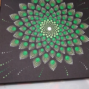 Fekete alapon zöld és fehér színű mandala - Meska.hu