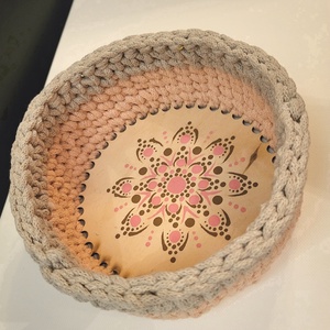 Beige és  világosrózsaszín horgolt kosár mandala díszítéssel - otthon & életmód - tárolás & rendszerezés - tárolókosár - Meska.hu