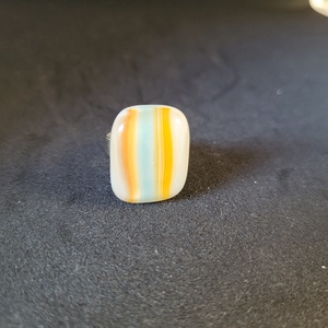 Fehér alapon narancsos, kékes mintás üveg gyűrű - ékszer - gyűrű - üveglencsés gyűrű - Meska.hu