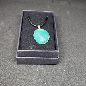 Türkiz üveg medál, zsinór nyaklánccal - ékszer - nyaklánc - medálos nyaklánc - Meska.hu Türkiz üveg medál, zsinór nyaklánccal - ékszer - nyaklánc - medálos nyaklánc - Meska.hu