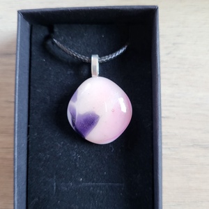 Rózsaszín üveg medál, zsinór nyaklánccal - ékszer - nyaklánc - medálos nyaklánc - Meska.hu Rózsaszín üveg medál, zsinór nyaklánccal - ékszer - nyaklánc - medálos nyaklánc - Meska.hu