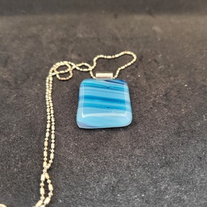 Kék mintás üveg medál, zsinór nyaklánccal - ékszer - nyaklánc - medálos nyaklánc - Meska.hu Kék mintás üveg medál, zsinór nyaklánccal - ékszer - nyaklánc - medálos nyaklánc - Meska.hu