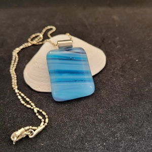 Kék mintás üveg medál, zsinór nyaklánccal, Ékszer, Nyaklánc, Medálos nyaklánc, Ékszerkészítés, Üvegművészet, MESKA