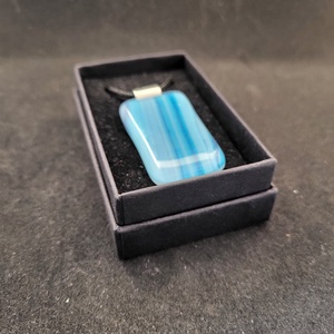 Kék mintás üveg medál, zsinór nyaklánccal - ékszer - nyaklánc - medálos nyaklánc - Meska.hu Kék mintás üveg medál, zsinór nyaklánccal - ékszer - nyaklánc - medálos nyaklánc - Meska.hu