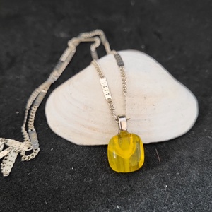 Sárga üveg medál, zsinór nyaklánccal, Ékszer, Nyaklánc, Medálos nyaklánc, Ékszerkészítés, Üvegművészet, MESKA