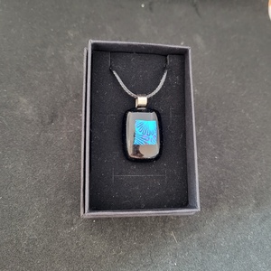 Fekete alapon kék dichroic mintás üveg medál, zsinór nyaklánccal - ékszer - nyaklánc - medálos nyaklánc - Meska.hu Fekete alapon kék dichroic mintás üveg medál, zsinór nyaklánccal - ékszer - nyaklánc - medálos nyaklánc - Meska.hu