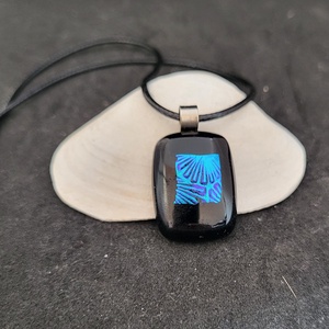 Fekete alapon kék dichroic mintás üveg medál, zsinór nyaklánccal - ékszer - nyaklánc - medálos nyaklánc - Meska.hu Fekete alapon kék dichroic mintás üveg medál, zsinór nyaklánccal - ékszer - nyaklánc - medálos nyaklánc - Meska.hu