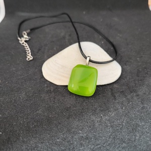 Zöld üveg medál, zsinór nyaklánccal, Ékszer, Nyaklánc, Medálos nyaklánc, Ékszerkészítés, Üvegművészet, MESKA