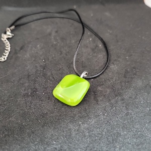 Zöld üveg medál, zsinór nyaklánccal - ékszer - nyaklánc - medálos nyaklánc - Meska.hu Zöld üveg medál, zsinór nyaklánccal - ékszer - nyaklánc - medálos nyaklánc - Meska.hu