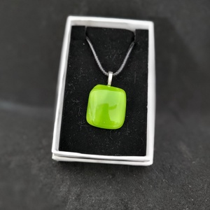 Zöld üveg medál, zsinór nyaklánccal - ékszer - nyaklánc - medálos nyaklánc - Meska.hu Zöld üveg medál, zsinór nyaklánccal - ékszer - nyaklánc - medálos nyaklánc - Meska.hu
