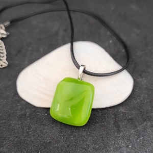 Zöld üveg medál, zsinór nyaklánccal - ékszer - nyaklánc - medálos nyaklánc - Meska.hu Zöld üveg medál, zsinór nyaklánccal - ékszer - nyaklánc - medálos nyaklánc - Meska.hu