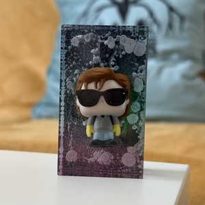 Stranger Things - Steve dísz, Otthon & Életmód, Dekoráció, Asztal és polc dekoráció, Asztaldísz, Ékszerkészítés, MESKA