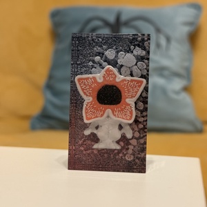 Stranger Things - Demogorgon dísz, Otthon & Életmód, Dekoráció, Asztal és polc dekoráció, Asztaldísz, Ékszerkészítés, MESKA