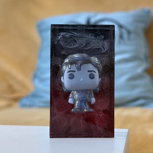 Stranger Things - USD Steve dísz, Otthon & Életmód, Dekoráció, Asztal és polc dekoráció, Asztaldísz, Ékszerkészítés, MESKA