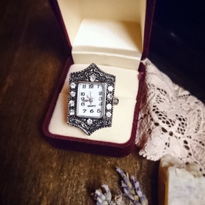 Lady Louisa Stockbridge - artdeco stílusú gyűrűóra (pezsgő színű kövekkel) -  - Meska.hu